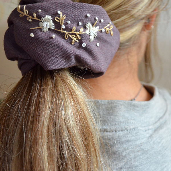 Χειροποίητο κεντημένο Scrunchie "The one with the purple embroidery scrunchie" - ύφασμα, χειροποίητα, λαστιχάκια μαλλιών - 2