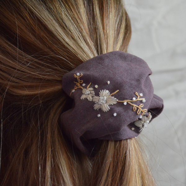 Χειροποίητο κεντημένο Scrunchie "The one with the purple embroidery scrunchie" - ύφασμα, χειροποίητα, λαστιχάκια μαλλιών - 3