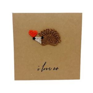 Ευχετήρια κάρτα (βελονάκι) - Σκαντζοχοιράκι - crochet, πλεκτή, αγ. βαλεντίνου, ευχετήριες κάρτες