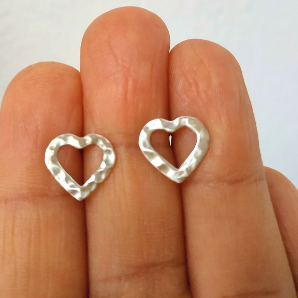 Ασημένια χειροποίητα μικρά καρφωτά σκουλαρίκια σχήματος καρδιάς - ασήμι, καρδιά, καρφωτά, μικρά - 2