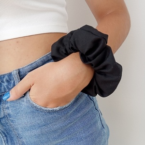 "Whisper" Cotton Scrunchie - Χειροποίητο Βαμβακερό Scrunchie σε Μαύρη Απόχρωση - ύφασμα, χειροποίητα, λαστιχάκια μαλλιών, φθηνά - 2
