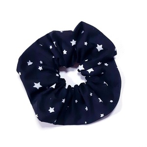 Scrunchie/ Λαστιχάκια μαλλιών 'μαύρα αστέρια' - 1 τεμάχιο - ύφασμα, απαραίτητα καλοκαιρινά αξεσουάρ, λαστιχάκια μαλλιών
