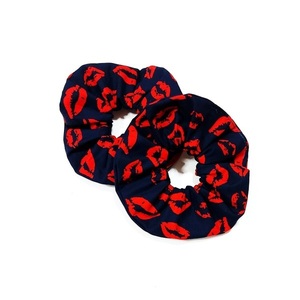 Scrunchie/ Λαστιχάκια μαλλιών 'μπλε κόκκινα χείλη' - 1 τεμάχιο - ύφασμα, απαραίτητα καλοκαιρινά αξεσουάρ, λαστιχάκια μαλλιών