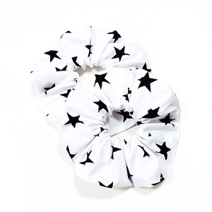 Scrunchie/ Λαστιχάκια μαλλιών 'λευκό με μαύρα αστέρια' - 1 τεμάχιο - ύφασμα, απαραίτητα καλοκαιρινά αξεσουάρ, λαστιχάκια μαλλιών