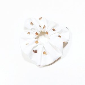 Scrunchie/ Λαστιχάκια μαλλιών 'χρυσές καρδιές' - 1 τεμάχιο - ύφασμα, απαραίτητα καλοκαιρινά αξεσουάρ, λαστιχάκια μαλλιών