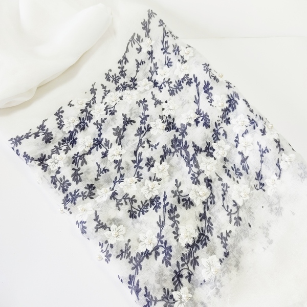 Άσπρο φουλάρι με μπλε λουλούδια και πέρλες - λουλούδια, φουλάρια, πέρλες - 5