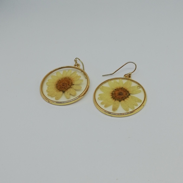 Κρεμαστά σκουλαρίκια με κίτρινο λουλούδι αποξηραμένο στο εσωτερικό - λουλούδι, μικρά, κρεμαστά, faux bijoux, φθηνά - 3