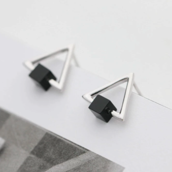 Σκουλαρίκια τρίγωνα με μαύρη πέτρα - ασήμι, καρφωτά, μικρά - 2