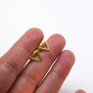 Minimal τρίγωνα σκουλαρίκια ασήμι επιχρυσωμένο 22Κ - ασήμι, επιχρυσωμένα, γεωμετρικά σχέδια, καρφωτά, μικρά - 4