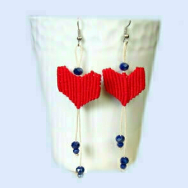Σκουλαρίκια μακραμέ καρδιά κόκκινη με χάντρες μπλε σκούρο - καρδιά, μακραμέ, κρεμαστά