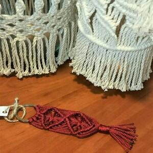 Macrame μπρελοκ - μπομπονιερα Μ33 - γιορτή, δώρα γενεθλίων, γιορτή της μητέρας, πλεκτά - 5