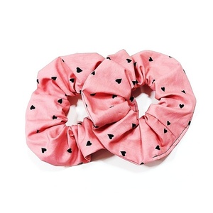 Scrunchie/ Λαστιχάκι μαλλιών 'καρδούλες μαύρες' - 1 τεμάχιο - ύφασμα, απαραίτητα καλοκαιρινά αξεσουάρ, λαστιχάκια μαλλιών - 2