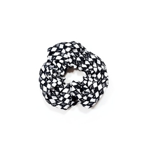Scrunchie/ Λαστιχάκι μαλλιών 'ρόμβοι άσπρο-μαύρο' - 1 τεμάχιο - ύφασμα, απαραίτητα καλοκαιρινά αξεσουάρ, λαστιχάκια μαλλιών