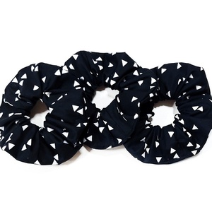 Scrunchie/ Λαστιχάκι μαλλιών 'τριγωνάκια λευκά σε μαύρο' - 1 τεμάχιο - ύφασμα, απαραίτητα καλοκαιρινά αξεσουάρ, λαστιχάκια μαλλιών - 2