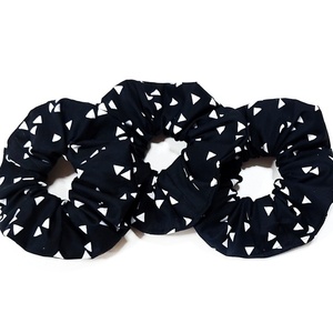 Scrunchie/ Λαστιχάκι μαλλιών 'τριγωνάκια λευκά σε μαύρο' - 1 τεμάχιο - απαραίτητα καλοκαιρινά αξεσουάρ, λαστιχάκια μαλλιών - 2