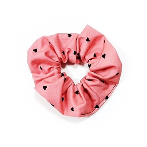 Scrunchie/ Λαστιχάκι μαλλιών 'καρδούλες μαύρες' - 1 τεμάχιο - ύφασμα, απαραίτητα καλοκαιρινά αξεσουάρ, λαστιχάκια μαλλιών