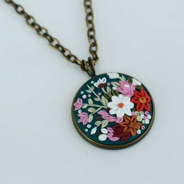 "Floral pendant"- Χειροποίητο μεταγιόν με λουλούδια (πηλός, μπρούτζος) (αλυσίδα 60εκ.) - charms, πηλός, κοντά, λουλούδι, μπρούντζος - 3
