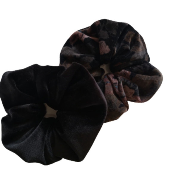 Σετ από χειροποίητα βελούδινα scrunchies με μαύρο απλό και αχνό floral. - vintage, βελούδο, φλοράλ, για τα μαλλιά, λαστιχάκια μαλλιών