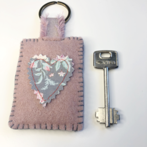 Μπρελόκ κλειδιών, από τσόχα και υφασμάτινη καρδιά απλικέ, σε χρώμα ροζ και φλοράλ εμπριμέ - καρδιά, τσόχα, μπρελόκ, χειροποίητα - 3
