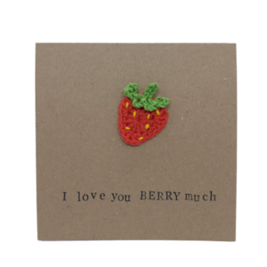 Κάρτα με πλεκτή φραουλίτσα - Love you berry much - γενέθλια, δώρα επετείου, αγ. βαλεντίνου, ευχετήριες κάρτες