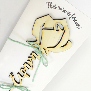 Ξύλινο τριαντάφυλλο με όνομα σε κάρτα, δώρο για γυναίκες για την γιορτή του Αγίου Βαλεντίνου - ξύλο, δώρα επετείου, διακοσμητικά, αγ. βαλεντίνου, προσωποποιημένα - 4
