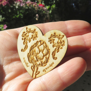 Ξύλινη καρφίτσα με χάραξη "καρδιά αγκινάρα" - ξύλο, καρδιά, κοσμήματα, χάραξη, αγ. βαλεντίνου - 3