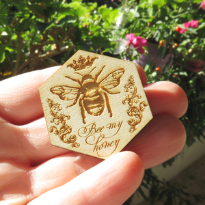 Ξύλινη καρφίτσα με χάραξη "Bee my honey"" - ξύλο, αξεσουάρ, χάραξη, αγ. βαλεντίνου - 3