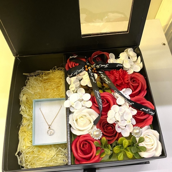 Valentines flower box and jewels - καρδιά, λουλούδια, βαλεντίνος, δώρα αγίου βαλεντίνου