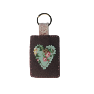 Μπρελόκ κλειδιών, από τσόχα και υφασμάτινη καρδιά απλικέ, σε χρώμα μελιτζανί και φλοράλ σε αποχρώσεις του πράσινο-ροζ με διακοσμητικό κουμπί καρδιά - καρδιά, μπρελόκ, αγ. βαλεντίνου