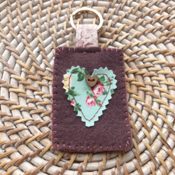 Μπρελόκ κλειδιών, από τσόχα και υφασμάτινη καρδιά απλικέ, σε χρώμα μελιτζανί και φλοράλ σε αποχρώσεις του πράσινο-ροζ με διακοσμητικό κουμπί καρδιά - καρδιά, μπρελόκ, αγ. βαλεντίνου - 3