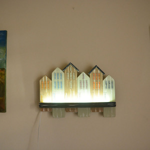 Φωτιστικό τοίχου ξύλινο χειροποίητο Πόλη με σπίτια 42x36x6 Πολύχρωμο Καπαδάκης - ζωγραφισμένα στο χέρι, τοίχου, χειροποίητα, ξύλινα διακοσμητικά τοίχου - 2