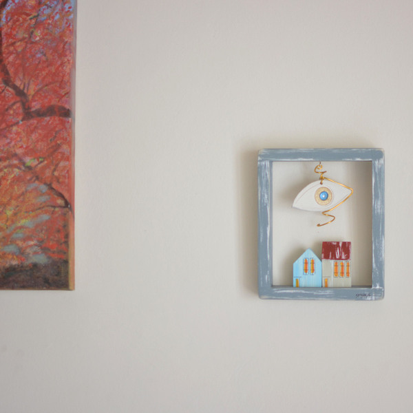 Κάδρο ξύλινο χειροποίητο Κεραμικό μάτι με σπίτια 20x24x5 Γκρί Καπαδάκης - ξύλο, ζωγραφισμένα στο χέρι, πηλός, χειροποίητα, χριστουγεννιάτικα δώρα, γούρια, ξύλινα διακοσμητικά τοίχου - 2