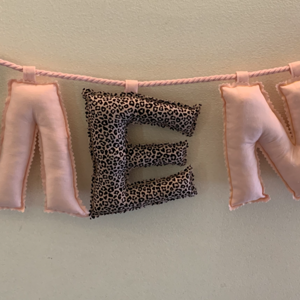 Name banner 5 γραμμάτων για κορίτσι με θέμα λεοπάρ και ροζ παστέλ. - κορίτσι, δώρο, όνομα - μονόγραμμα - 3
