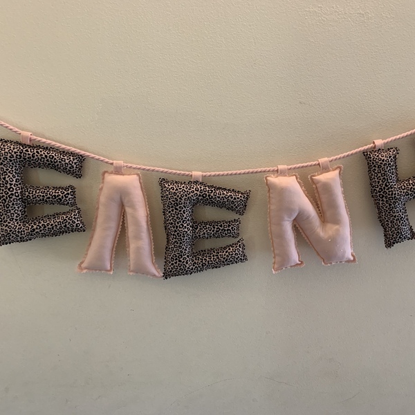 Name banner 5 γραμμάτων για κορίτσι με θέμα λεοπάρ και ροζ παστέλ. - κορίτσι, δώρο, όνομα - μονόγραμμα - 4