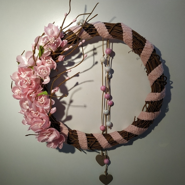 Στεφάνι λυγαριάς Χειροποίητο με υφασμάτινα άνθη ροζ αμυγδαλιάς 22εκ - στεφάνια