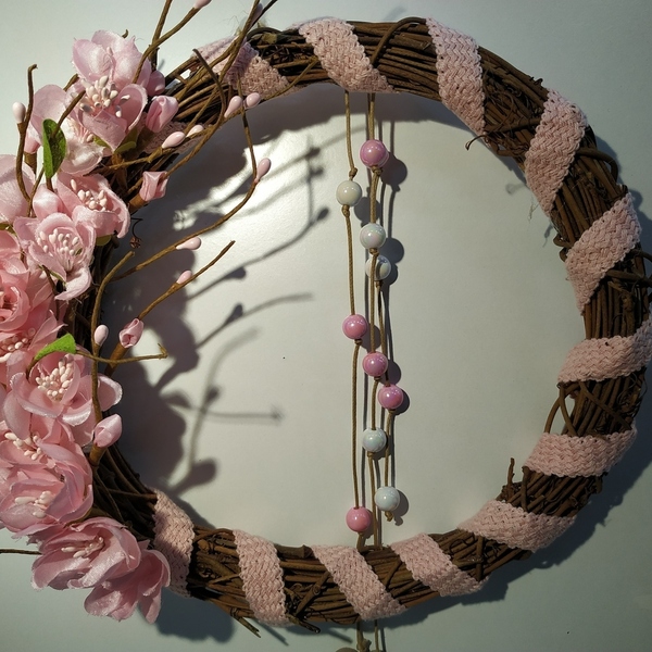 Στεφάνι λυγαριάς Χειροποίητο με υφασμάτινα άνθη ροζ αμυγδαλιάς 22εκ - στεφάνια - 2
