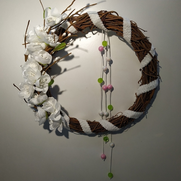 Στεφάνι λυγαριάς Χειροποίητο με υφασμάτινα άνθη λευκής αμυγδαλιάς 22εκ. - στεφάνια - 3