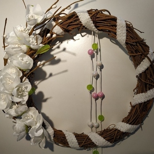 Στεφάνι λυγαριάς Χειροποίητο με υφασμάτινα άνθη λευκής αμυγδαλιάς 22εκ. - στεφάνια - 4