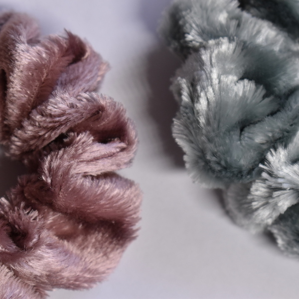 Furry scrunchies - Σετ 2 τεμ γούνινα πολυτελή κοκαλάκια - δώρο, λαστιχάκια μαλλιών - 5