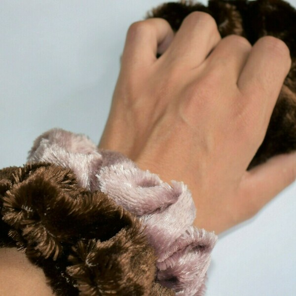 Furry scrunchies - Σετ 2 τεμ γούνινα πολυτελή κοκαλάκια - δώρο, λαστιχάκια μαλλιών - 2