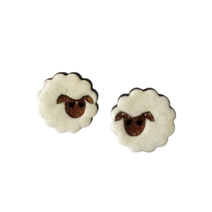 "Πρόβατα!" - Καρφωτά σκουλαρίκια λευκά Πρόβατα από ξύλο 1,3 εκ. ζωγραφισμένα στο χέρι, βάση ατσάλι - πρωτότυπο, καθημερινό, καρφωτά, μικρά