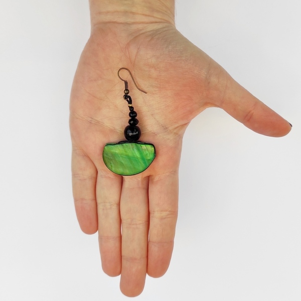 Σκουλαρίκια πράσινο κοχύλι, μαύρες κρυστάλλινες χάντρες - κοχύλι, χειροποίητα, κρεμαστά, πρωτότυπα δώρα - 2