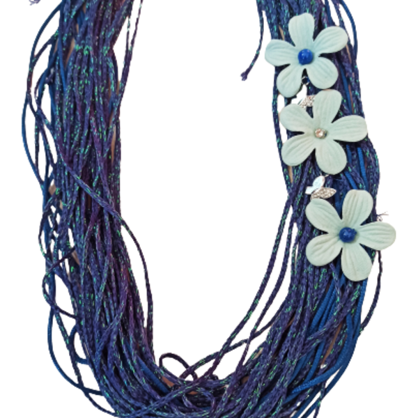 Μπλε κολιέ με λουλούδια από δέρμα σουεντ και ημιπολύτιμους λίθους - ημιπολύτιμες πέτρες, ύφασμα, κοντά, μεγάλα