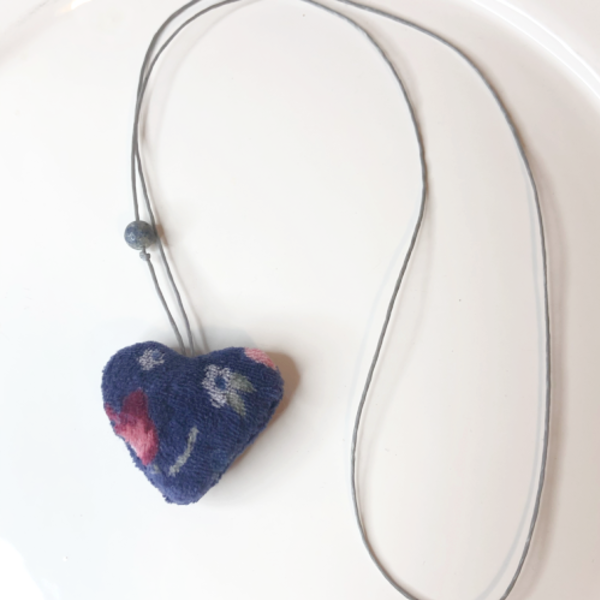 Κολιέ με υφασμάτινη καρδιά, με ημιπολύτιμη χάνδρα και κερωμένο κορδόνι, σε φλοράλ μπλε - καρδιά, αγάπη, κολιέ, κοσμήματα, αγ. βαλεντίνου - 2