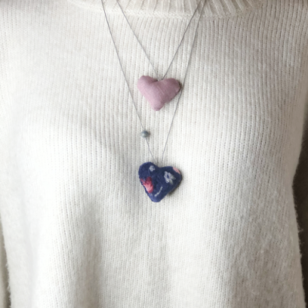 Κολιέ με υφασμάτινη καρδιά, με ημιπολύτιμη χάνδρα και κερωμένο κορδόνι, σε φλοράλ μπλε - καρδιά, αγάπη, κολιέ, κοσμήματα, αγ. βαλεντίνου - 3