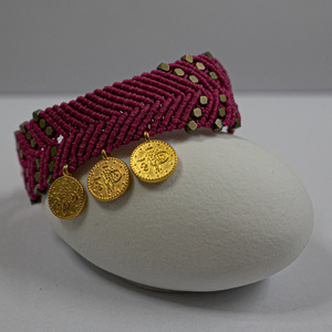 Βραχιόλι boho macrame φούξια με χάντρες και φλουριά - επιχρυσωμένα, μακραμέ, boho, χεριού, αυξομειούμενα - 2