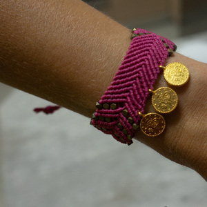 Βραχιόλι boho macrame φούξια με χάντρες και φλουριά - επιχρυσωμένα, μακραμέ, boho, χεριού, αυξομειούμενα - 4