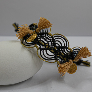 Βραχιόλι έθνικ macrame με φλουριά και φούντες, μαύρο χρυσό - μακραμέ, χάντρες, boho, φλουριά - 2