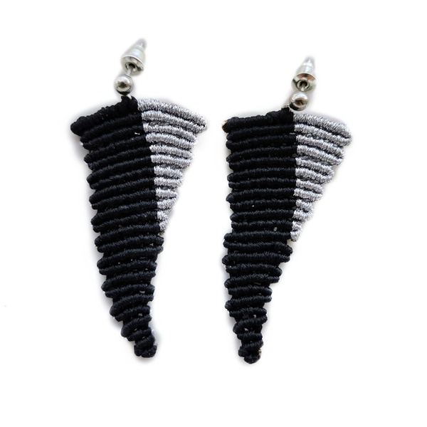 Μακραμέ δίχρωμα σκουλαρίκια με καρφωτό κούμπωμα (μαύρα - ασημί) - μακραμέ, κρεμαστά