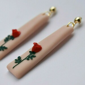 Beauty | Χειροποίητα μακριά κρεμαστά σκουλαρίκια με τριαντάφυλλα (ατσάλι, πηλός) (6εκ.) - επιχρυσωμένα, ορείχαλκος, πηλός, λουλούδι, κρεμαστά - 3